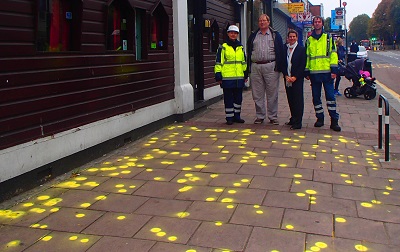 Fluorescent chewing gum